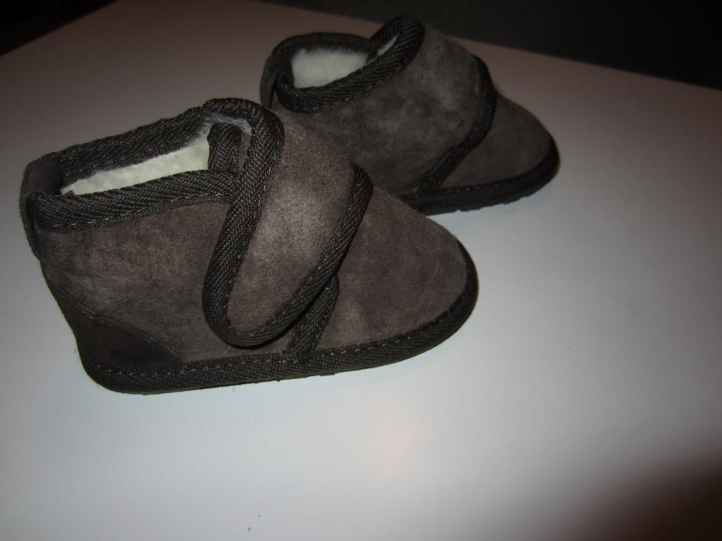 Emu suede boots 12-18 size never worn Emu suede boots 12-18 size never worn