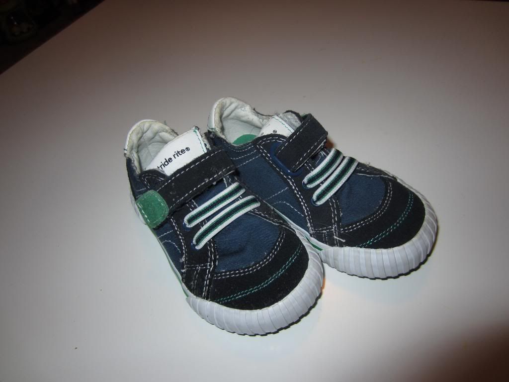 Stride Rite shoes size 6.5 W toddler shoes EUC Stride Rite shoes size 6.5 W toddler shoes EUC